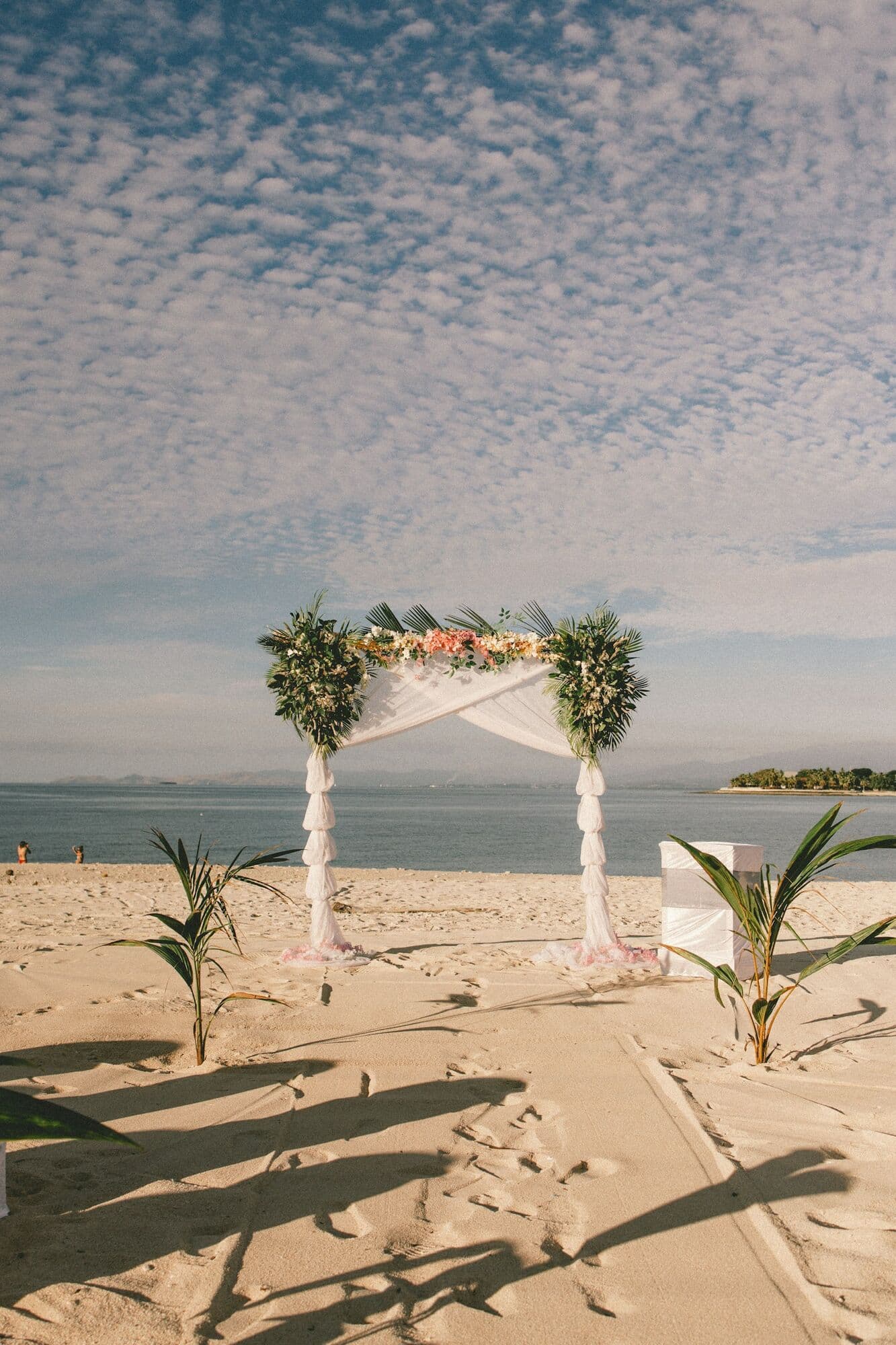 Arco de flores para una ceremonia en la playa