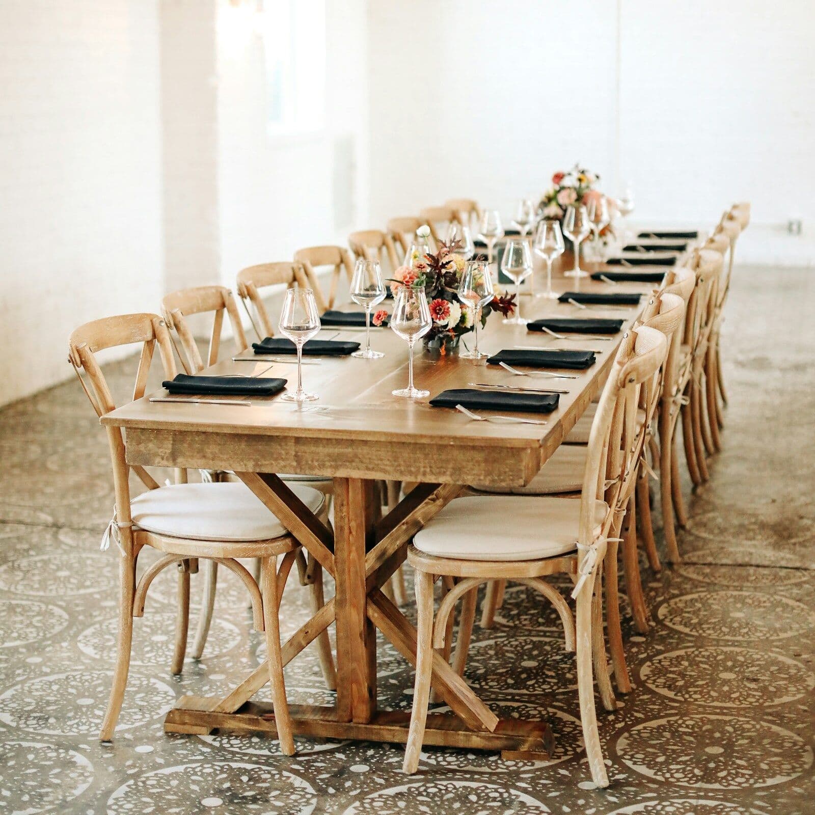 Mesa imperial de madera preparada para un banquete de boda