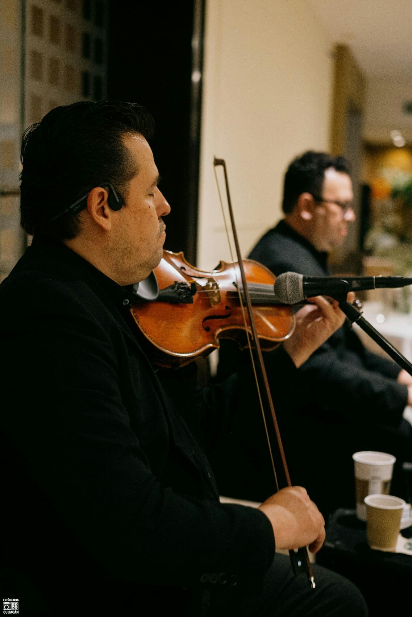 Músicos tocando el violín en una celebración