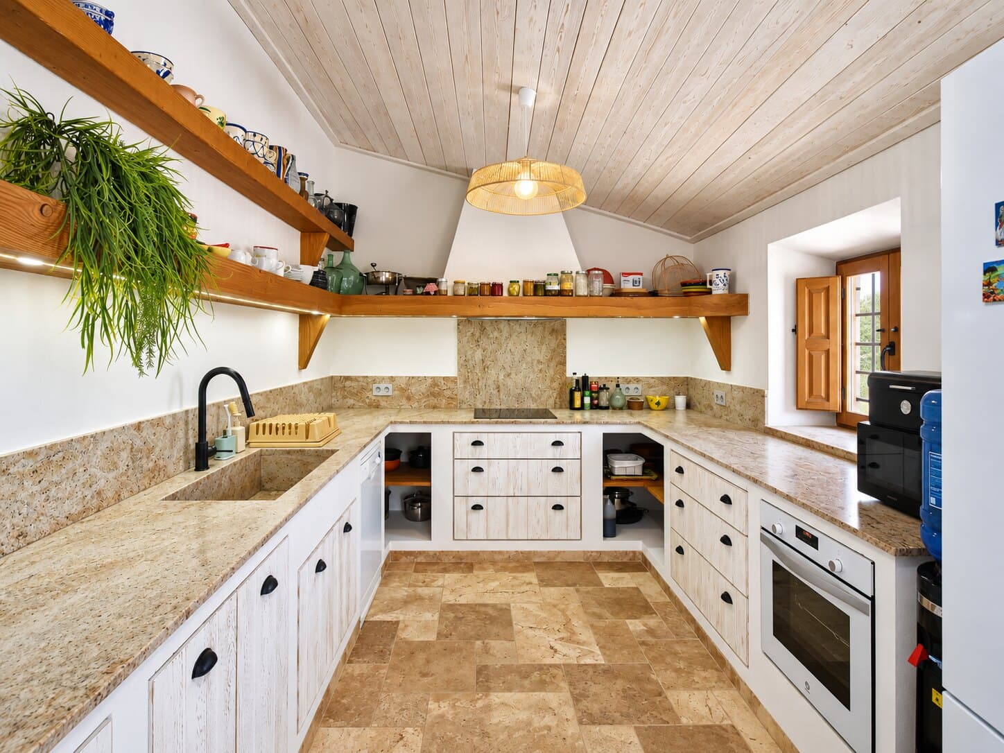 Cocina con estantes de madera y encimera de piedra