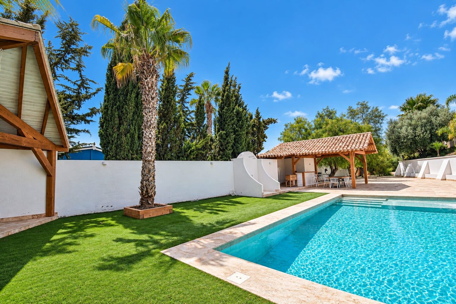 Piscina y jardín