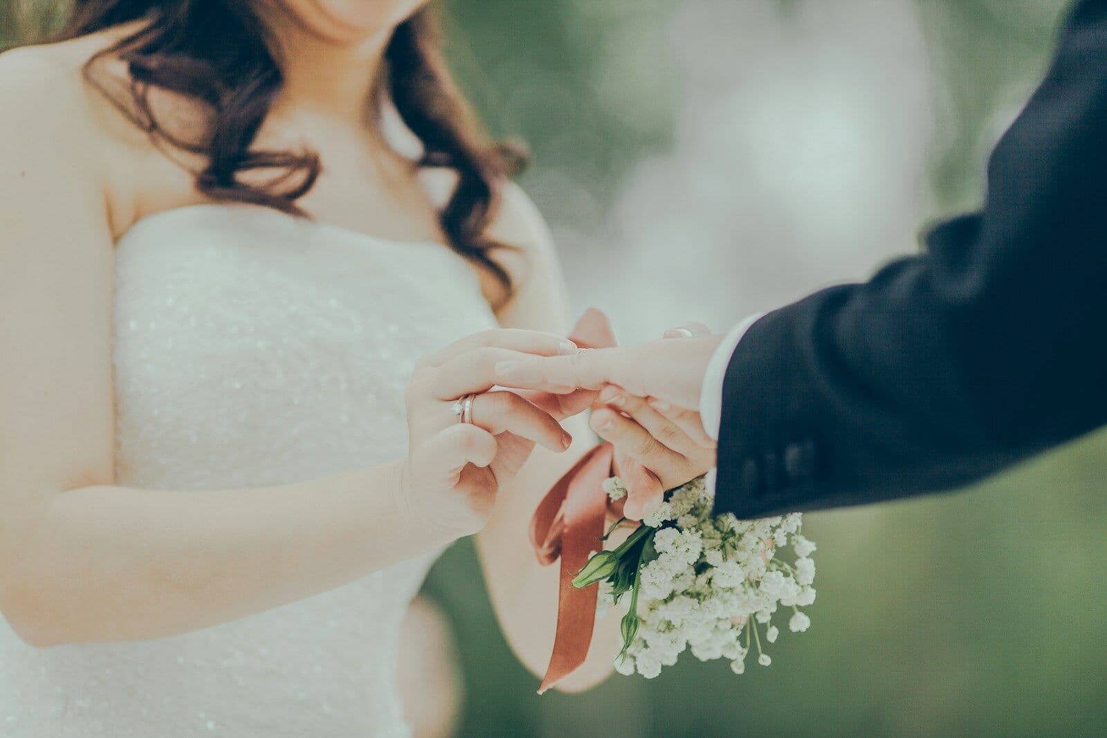 La novia coloca el anillo al novio durante la ceremonia
