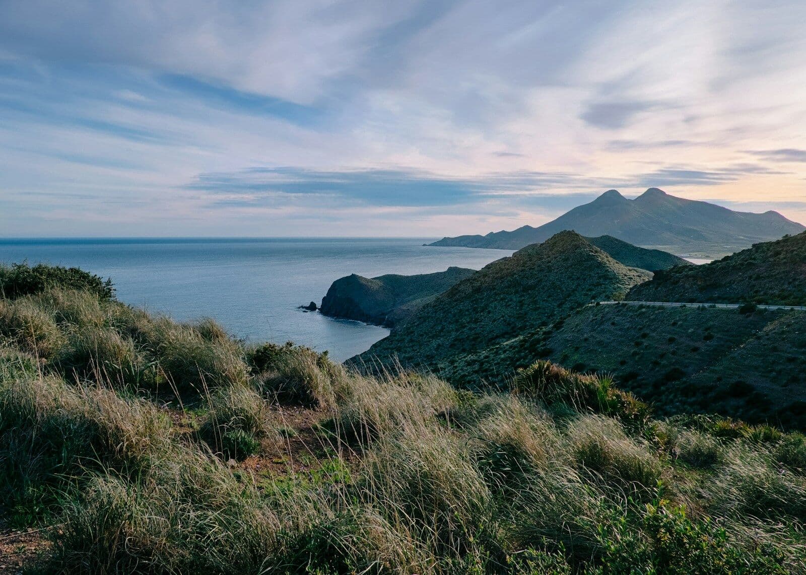 Costa de Cabo de Gata con colinas y el mar al atardecer