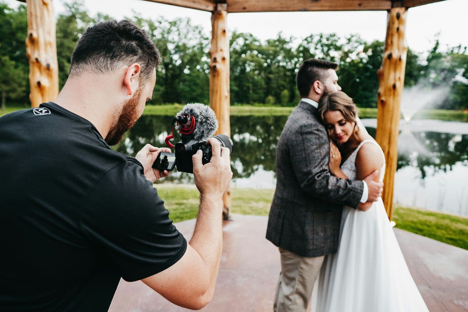 Fotógrafo de boda retratando a una pareja de novios
