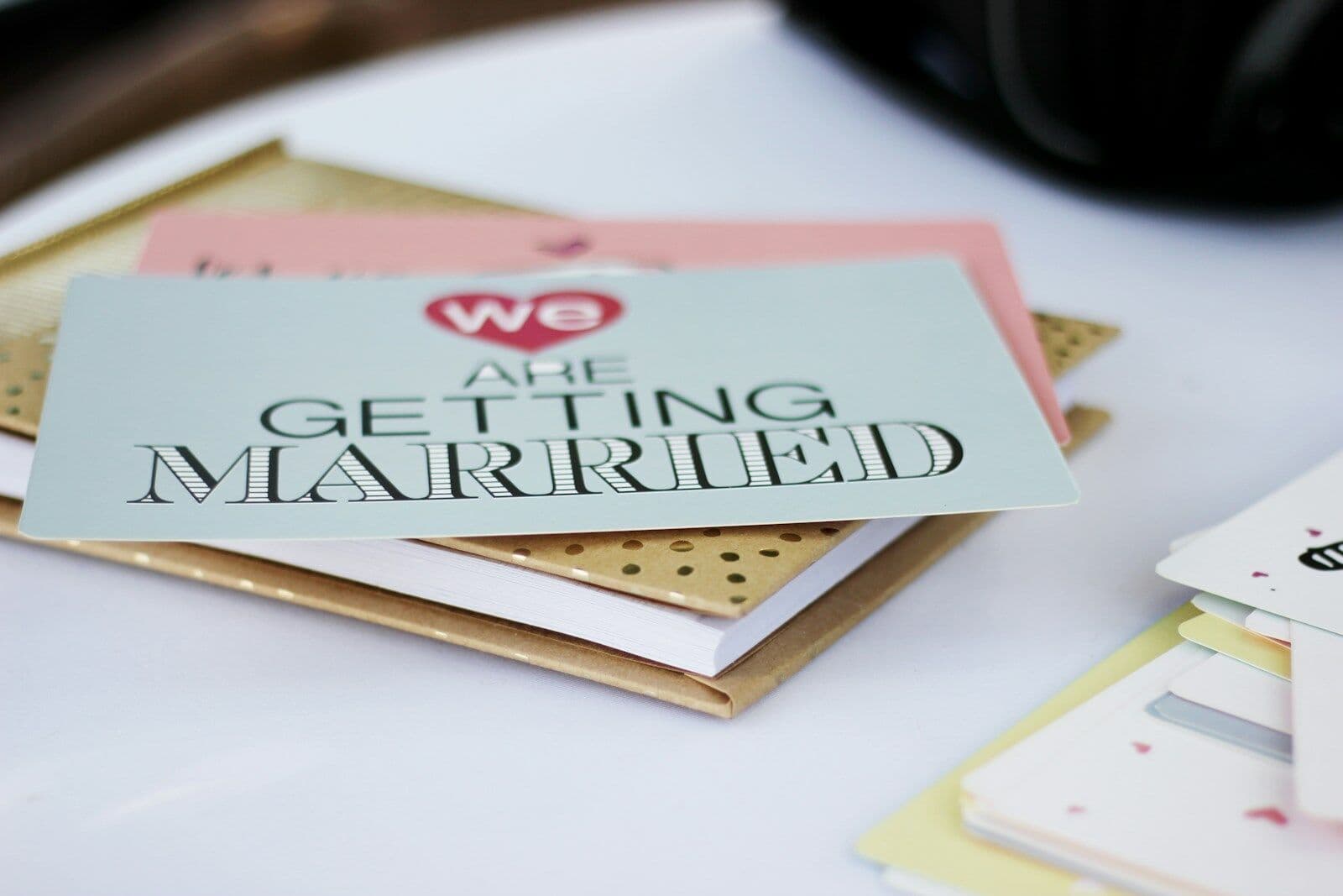Invitación de boda sobre una mesa