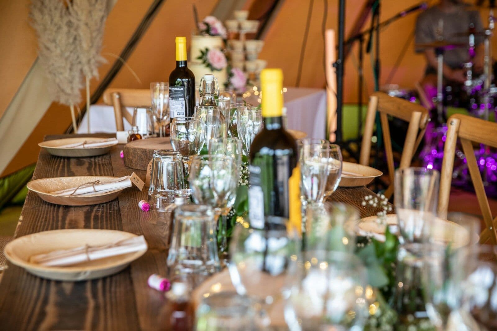 Mesa de banquete preparada con copas y botellas de vino