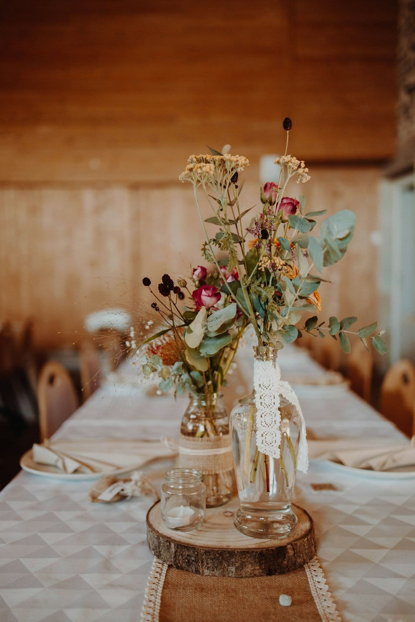 Mesa de boda rústica con arreglos de flores silvestres