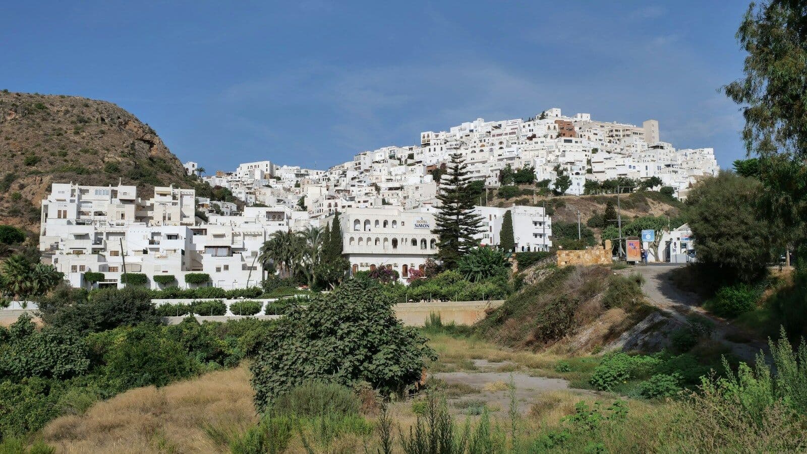 El pueblo blanco de Mojácar sobre la ladera