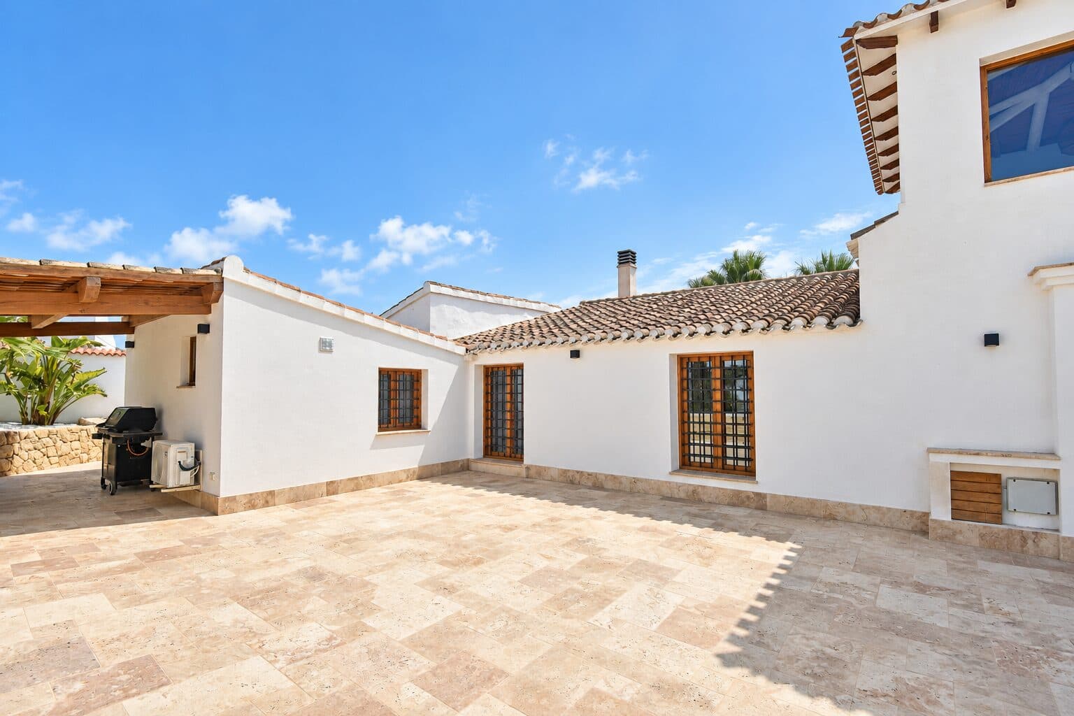 Patio de entrada del cortijo con la puerta en arco