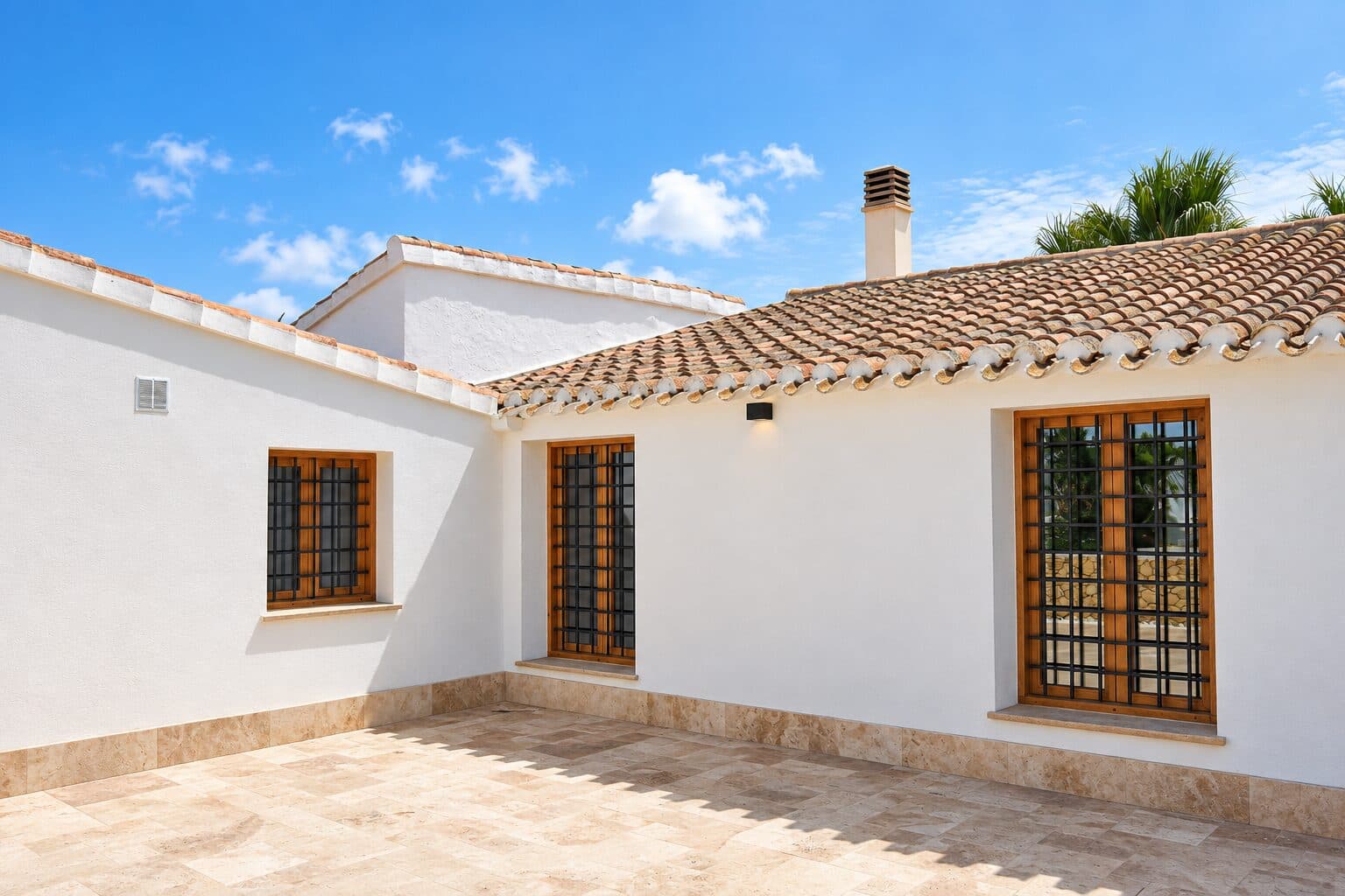 Fachada del cortijo con la puerta en arco