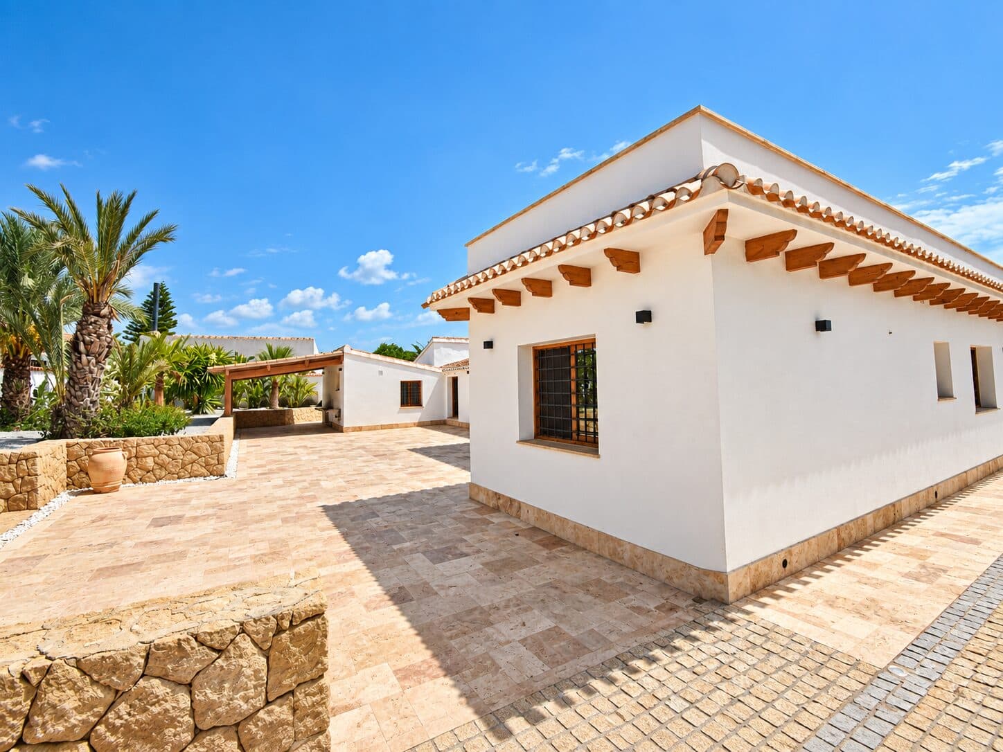 Patio de entrada del cortijo