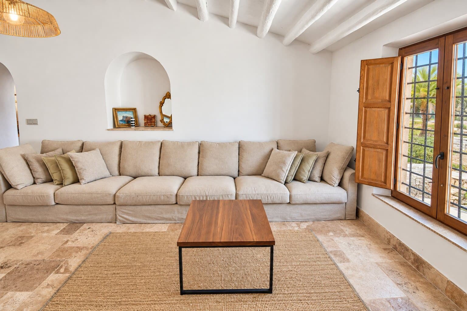 Salón del cortijo con vigas de madera y luz suave