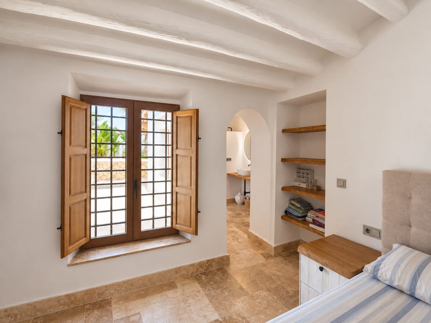 Dormitorio con luz natural