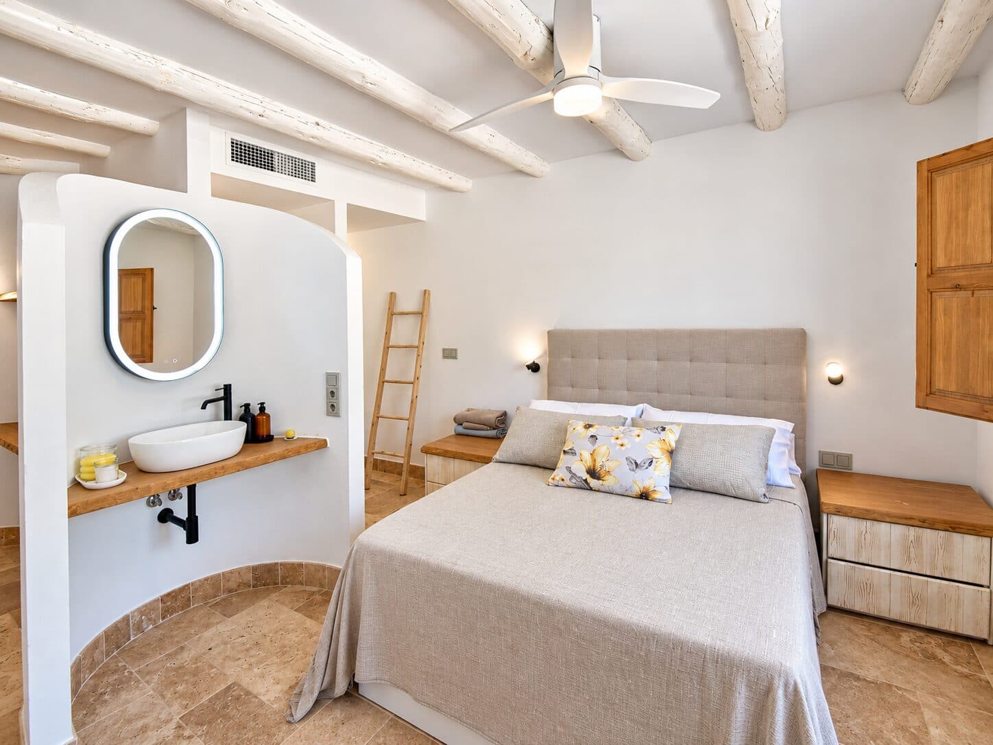 Dormitorio luminoso con vigas blancas
